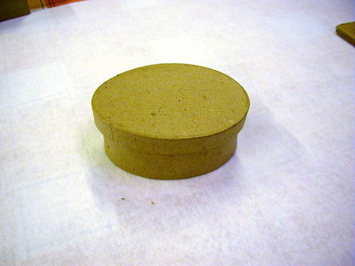 Paperimassarasia, Soikea, 6,5 x 9 cm - Paperimassarasiat ja -esineet - 2807-21 - 1